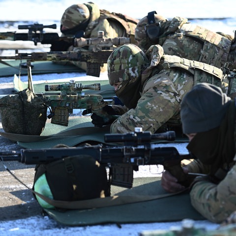 Russische Soldaten nehmen an Übungen auf dem Schießplatz Kadamowskii teil. 