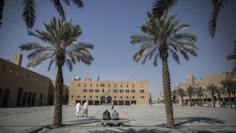 Saudi-Arabien, Riad: Männer gehen über den Al-Safah-Platz