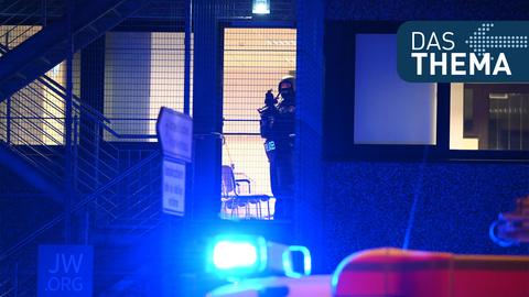  Ein Polizist in Spezialausrüstung ist in Hamburg im Einsatz. Es sind Schüsse gefallen und die Polizei ist mit starken Kräften vor Ort. 