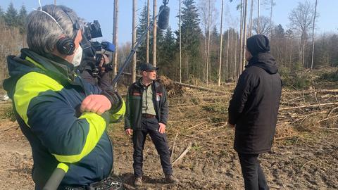 Revierförster Mathias Kirchner bei den Dreharbeiten im Taunussteiner Wald