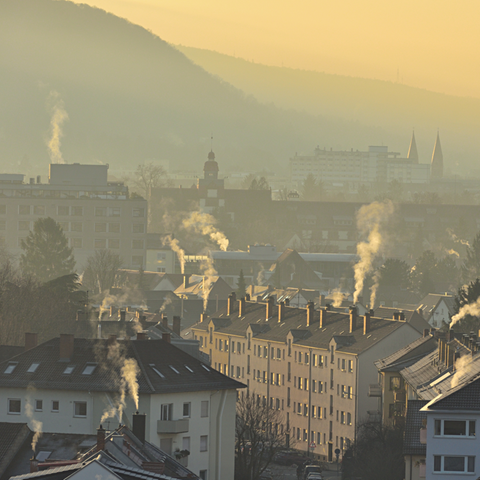 Dampfende Kamine Heidelberger Wohnhäuser im Winter