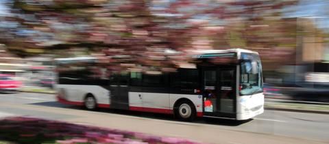 Stadtbus fährt durch Gießen