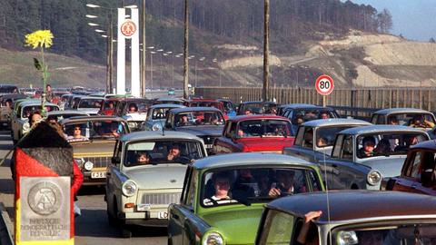 Eine Trabi-Kolonne schiebt sich am 11.11.1989 über den Grenzübergang Herleshausen in Richtung Bundesrepublik Deutschland