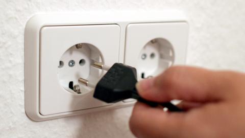 Stecker wird aus einer Steckdose gezogen