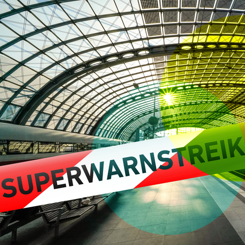 Absperrband mit der Aufschrift "Superwarnstreik" am Berliner Bahnhof (Fotomontage)