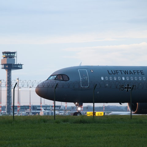 Ein Airbus der Luftwaffe landet mit aus dem Sudan evakuierten Bundesbürgern auf dem Flughafen BER