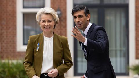 Rishi Sunak, Premierminister von Großbritannien, begrüßt Ursula von der Leyen, Präsidentin der Europäischen Kommission, im Fairmont Windsor Park Hotel. 