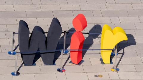 Das Wort "wir" steht als Teil der Freiluftausstellung EinheitsEXPO in schwarz-rot-gold gefärbten Buchstaben