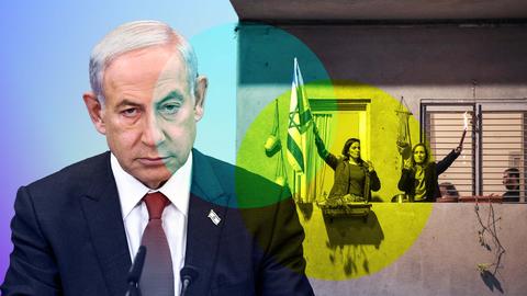 Links ist Benjamin Netanjahu im blauen Anzug und roter Krawatte zu sehen, der grimmig guckt. Rechts ist ein Teil eines Hauses mit beiger Wand und Balkon zu sehen, auf dem Balkon steht eine Frau mit langen, braunen Haaren und hält eine israelische Flagge in die Luft.