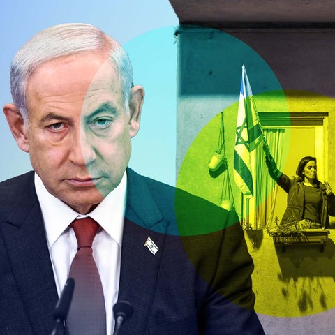 Links ist Benjamin Netanjahu im blauen Anzug und roter Krawatte zu sehen, der grimmig guckt. Rechts ist ein Teil eines Hauses mit beiger Wand und Balkon zu sehen, auf dem Balkon steht eine Frau mit langen, braunen Haaren und hält eine israelische Flagge in die Luft.