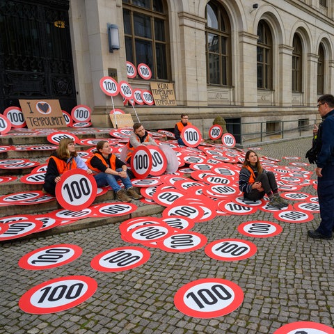 Tempo-100-Schilder vor dem Verkehrsministerium von der "Letzten Generation"
