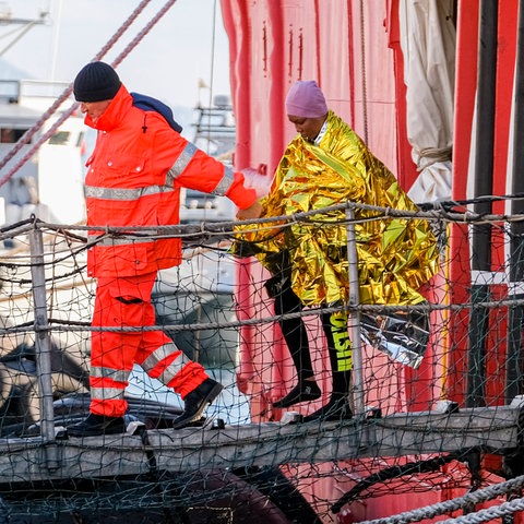 Geflüchtete gehen nach einer Rettungsaktion im Mittelmeer in Neapel von Bord