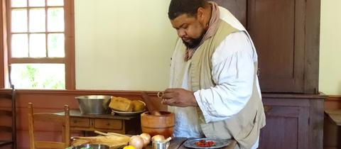 Michael Twitty steht in seiner Küche