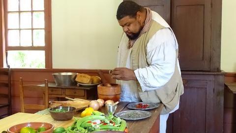 Michael Twitty steht in seiner Küche