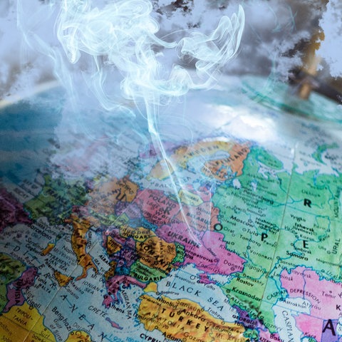 Globus über dem Rauch aufsteigt
