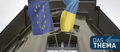 Ukrainische Flagge neben der EU Flagge - Das Thema