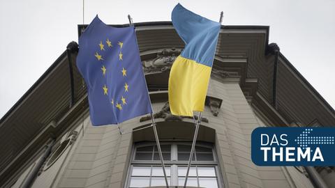 Ukrainische Flagge neben der EU Flagge - Das Thema