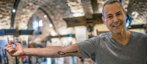 Der israelisch-britische Illusionist und TV-Moderator Uri Geller