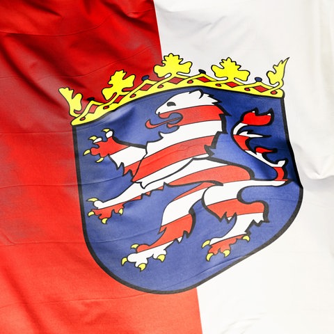 Wehende Fahne des deutschen Bundeslandes Hessen