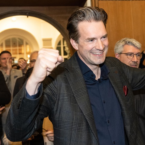 Sven Schoeller (Bündnis 90/Die Grünen) jubelt nach seiner Wahl zum Kasseler Oberbürgermeister