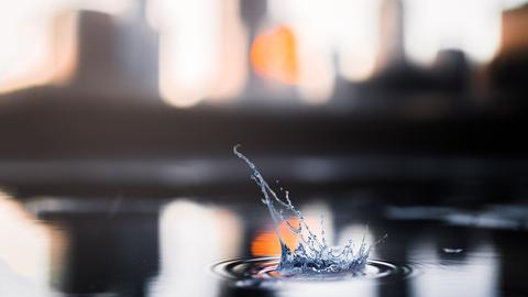 Wasser vor der Silhouette einer Stadt