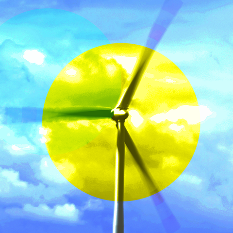Windrad vor blauem Himmel