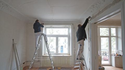 Zwei Männer renovieren eine Wohnung