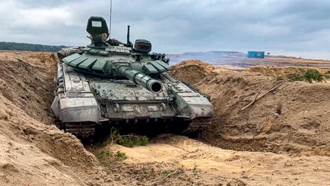 Panzer auf dem Übungsgelände zwischen Russland und Belarus