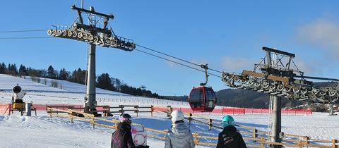 Ski- und Snowboardfahrende in Willingen