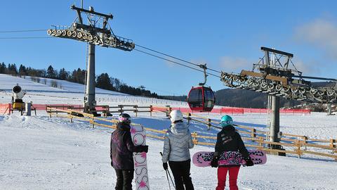 Ski- und Snowboardfahrende in Willingen