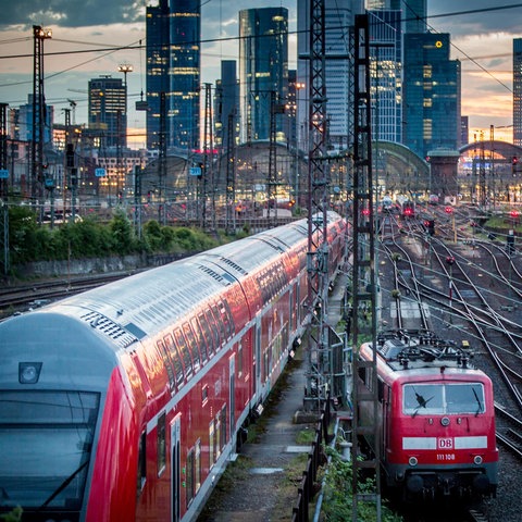Der Hauptbahnhof Frankfurt aus der Ferne im Abendlicht. 