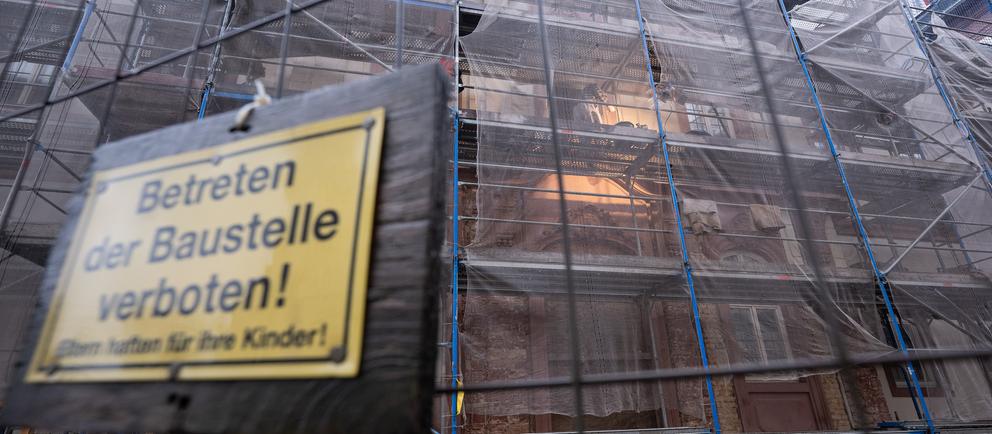 Ein Gerüst steht am Bolongaropalast im Stadtteil Höchst. 