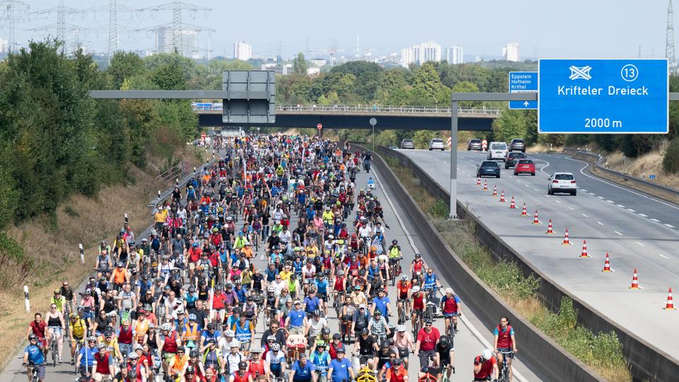 Mehr als zehntausend Fahrradfahrer demonstrieren für die Verkehrswende bei Kriftel 2022