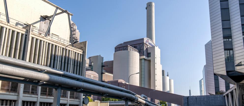 Steinkohle- und Erdgas- Heizkraftwerk West im Stadtteil Gutleutviertel von Frankfurt am Main