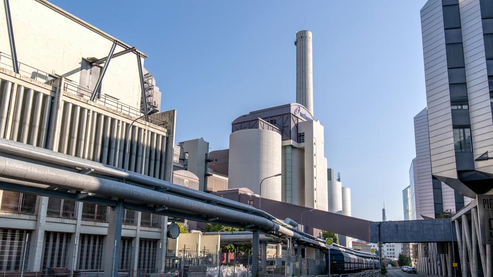 Steinkohle- und Erdgas- Heizkraftwerk West im Stadtteil Gutleutviertel von Frankfurt am Main