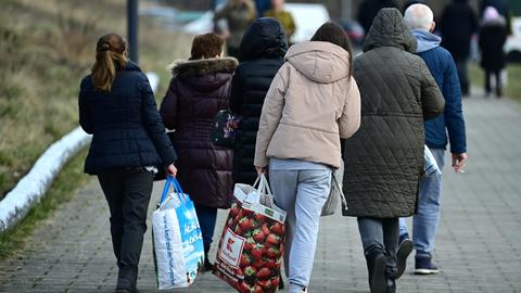 Ukrainische Flüchtlinge nach ihrer Registrierung in Potsdam (Archivbild)