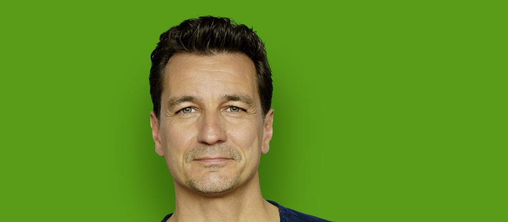 Das Foto zeigt den Mentalkünstler Thorsten Havener im Portrait vor grünem Hintergrund
