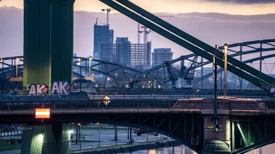 Die Mainbrücken iun Frankfurt mit Blick nach Offenbach